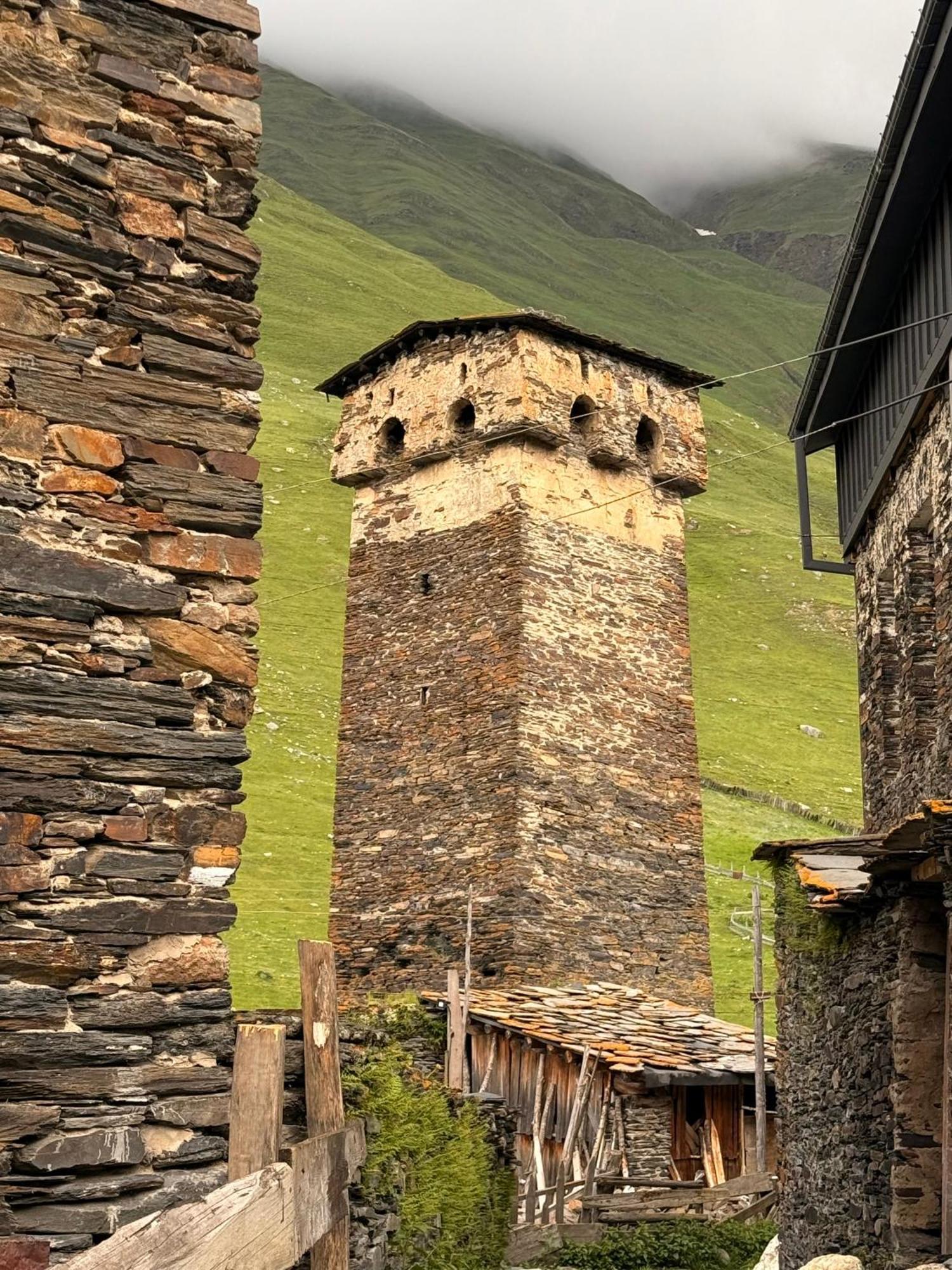 Hotel Nizharadze'S Tower Uschguli Exterior foto